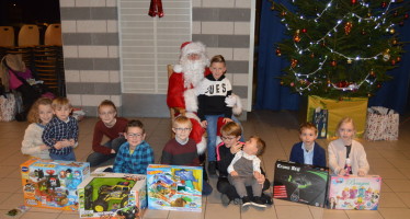Le Père Noël rend visite aux enfants du personnel municipal