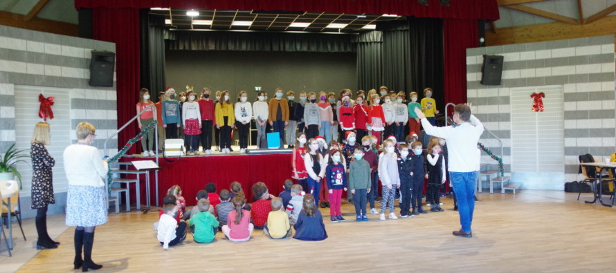 Le père Noël a rendu visite aux élèves de l’école élémentaire