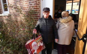 Le CCAS distribue les colis de Noël pour les anciens
