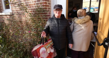 Le CCAS distribue les colis de Noël pour les anciens