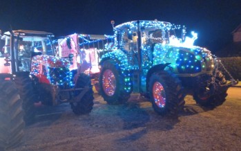 Un magnifique défilé de tracteurs illuminés