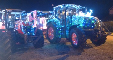 Un magnifique défilé de tracteurs illuminés