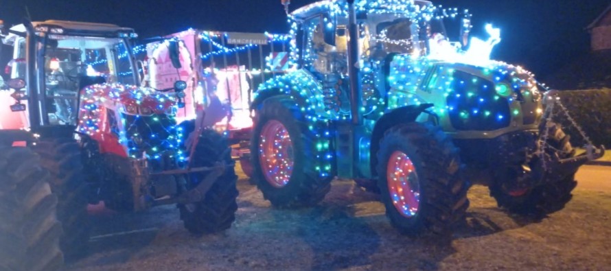 Un magnifique défilé de tracteurs illuminés